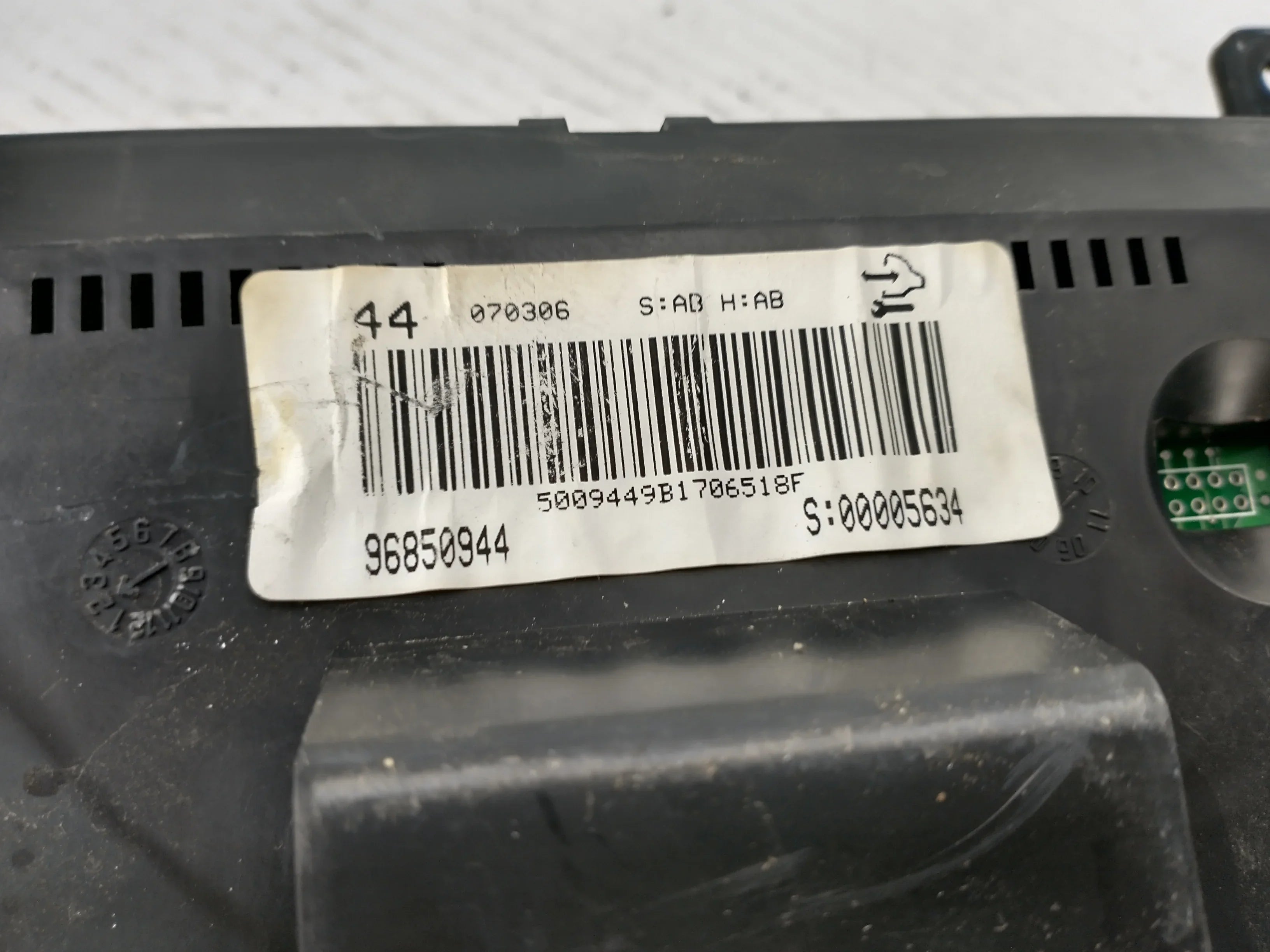 Pre-Owned 08 09 Saturn VUE Speedometer Head Cluster OEM (Good)
