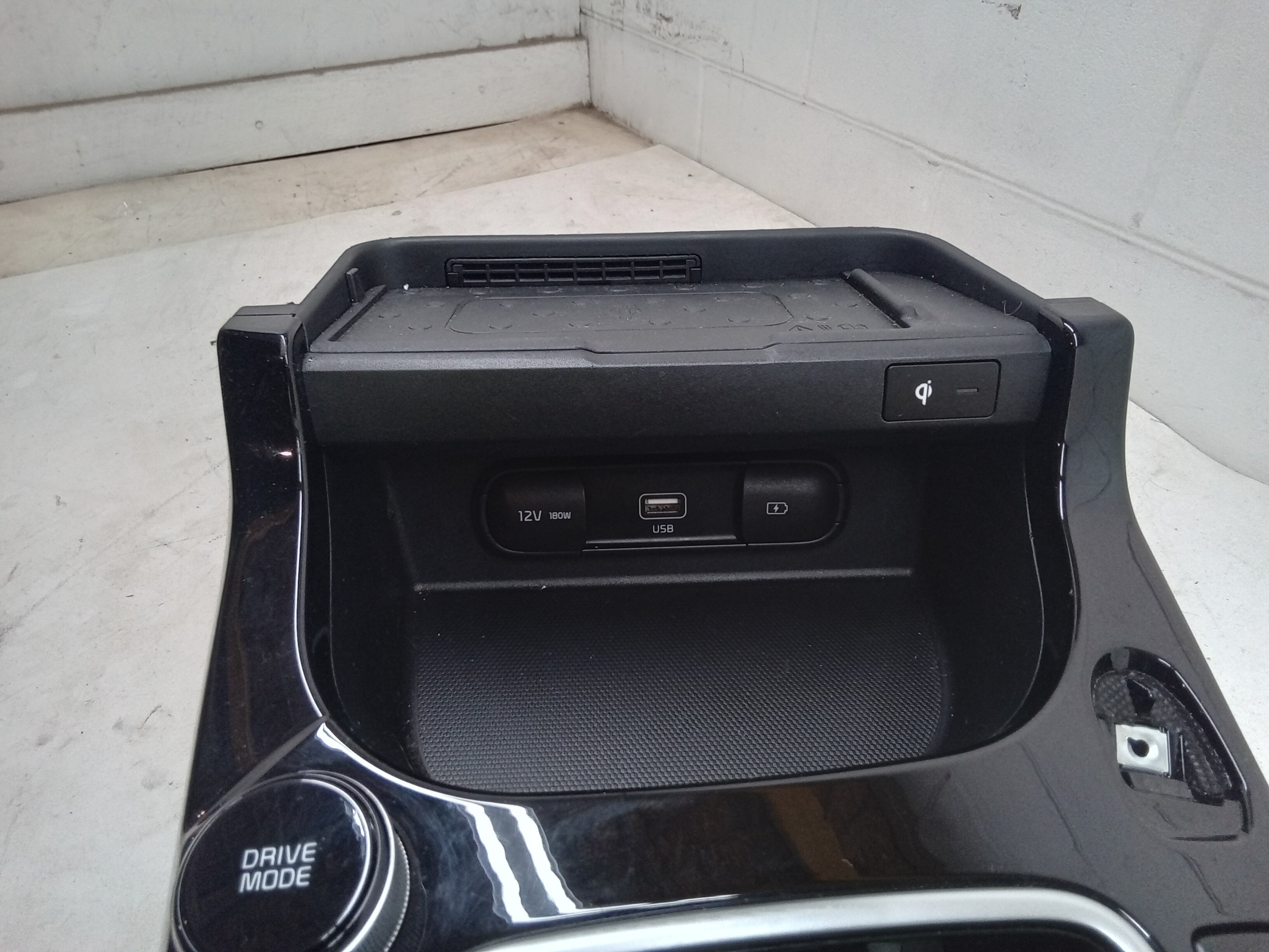 Pre-Owned 21 Kia Seltos Floor Center Console W/ Phone Charger And USB Ports OEM (Good)