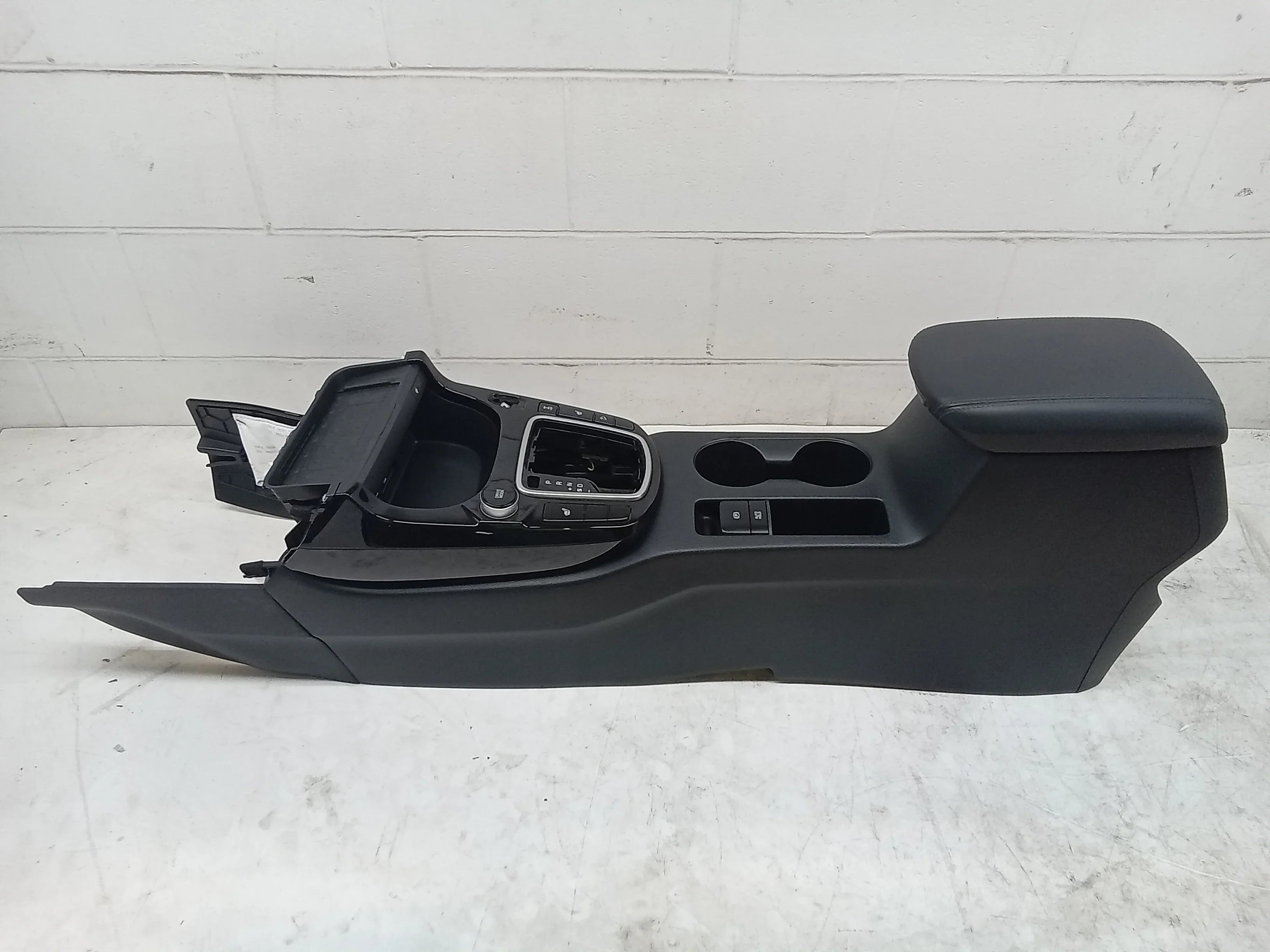 Pre-Owned 21 Kia Seltos Floor Center Console W/ Phone Charger And USB Ports OEM (Good)