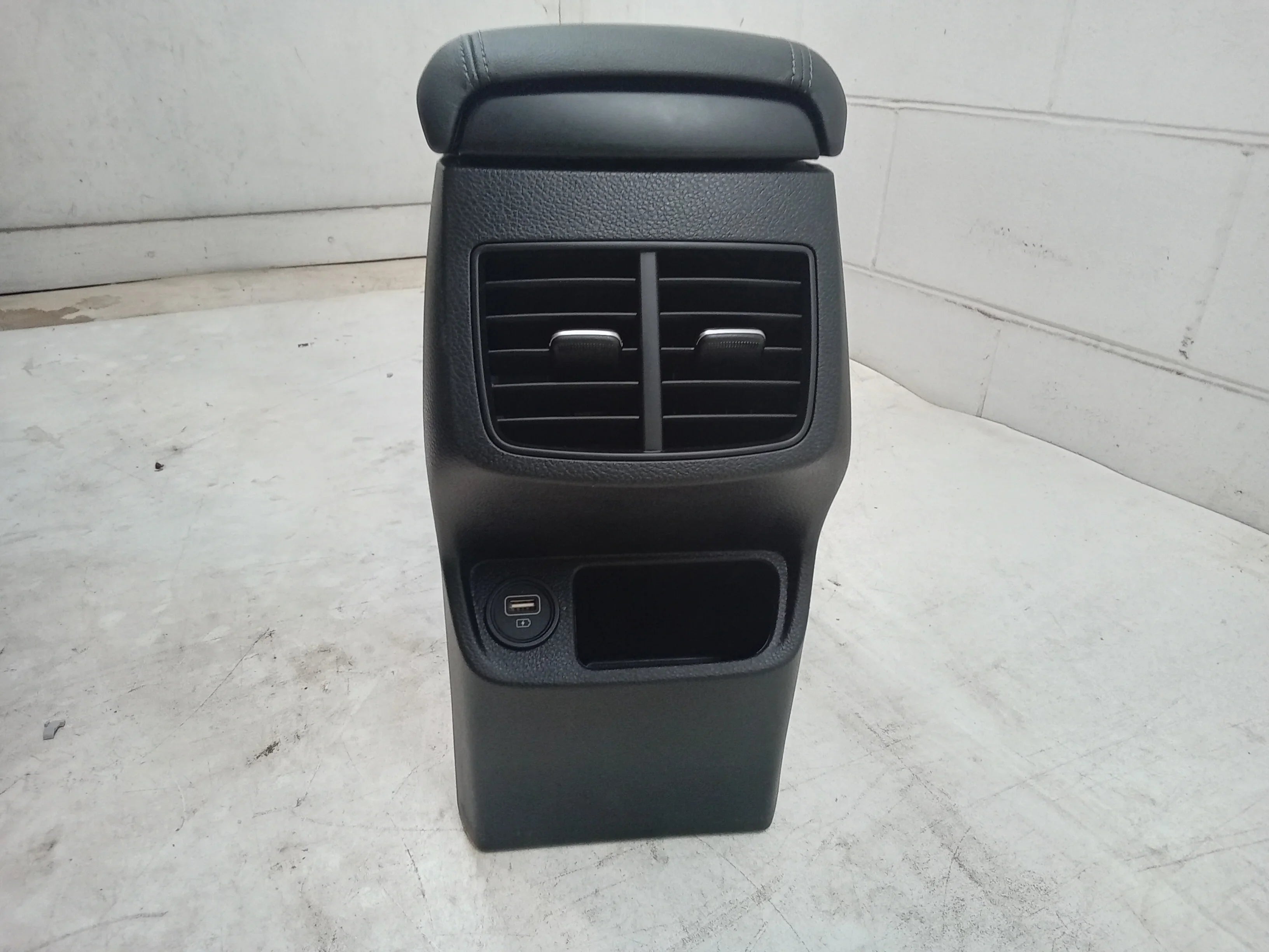 Pre-Owned 21 Kia Seltos Floor Center Console W/ Phone Charger And USB Ports OEM (Good)