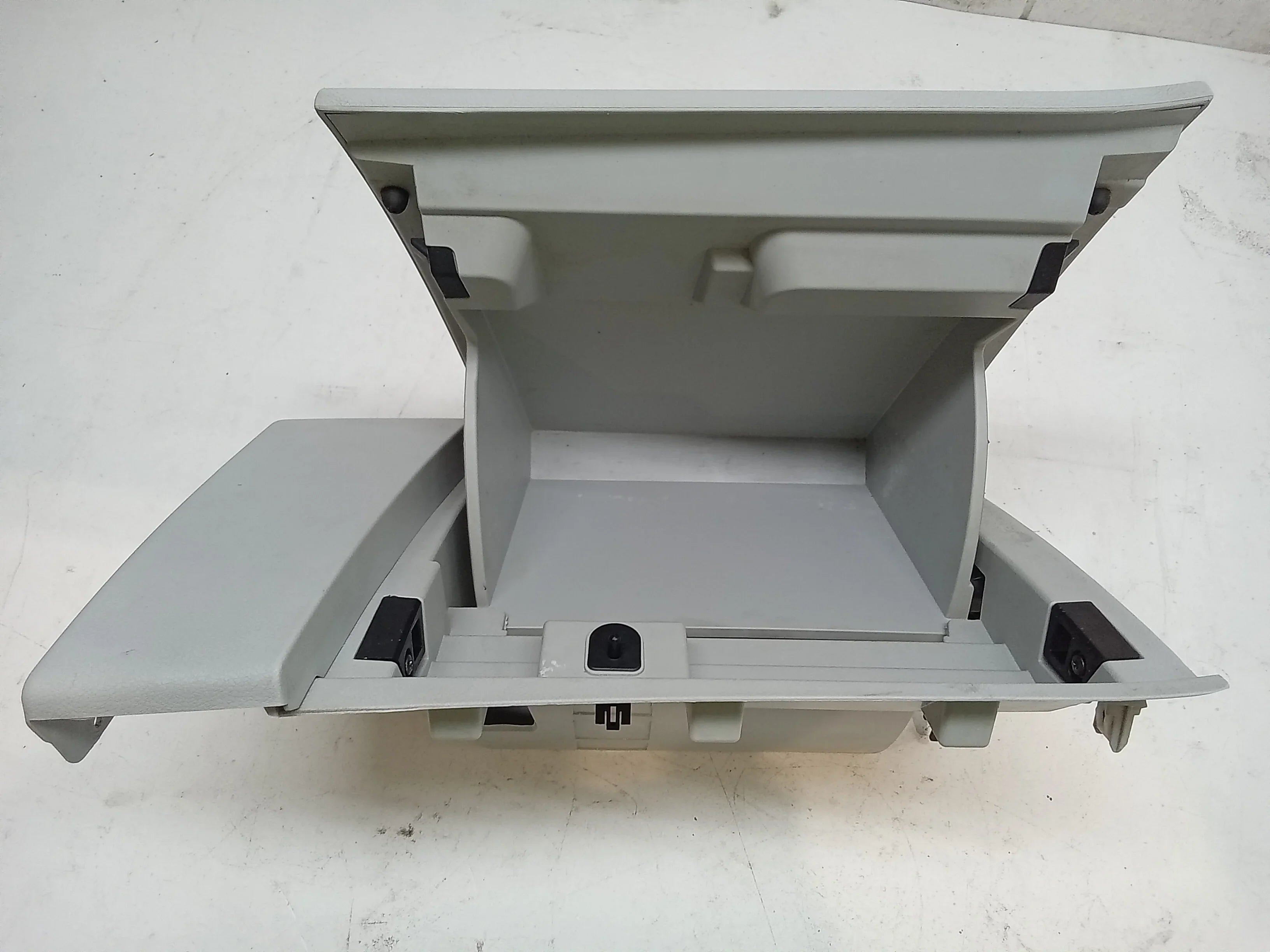 Pre-Owned 17 Jeep Renegade Glove Box OEM (Good)
